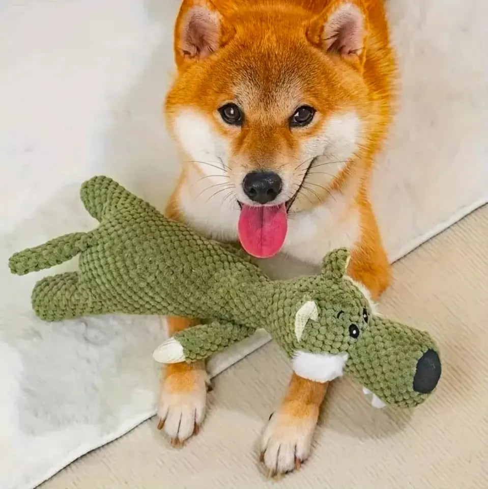 Cachorro brincando com lobo de pelúcia macio e atóxico